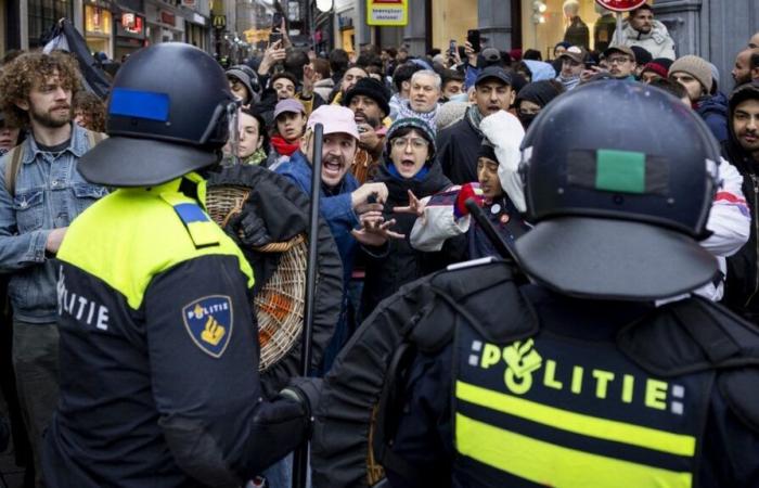 La police néerlandaise arrête des manifestants pro-palestiniens rassemblés à Amsterdam malgré l’interdiction