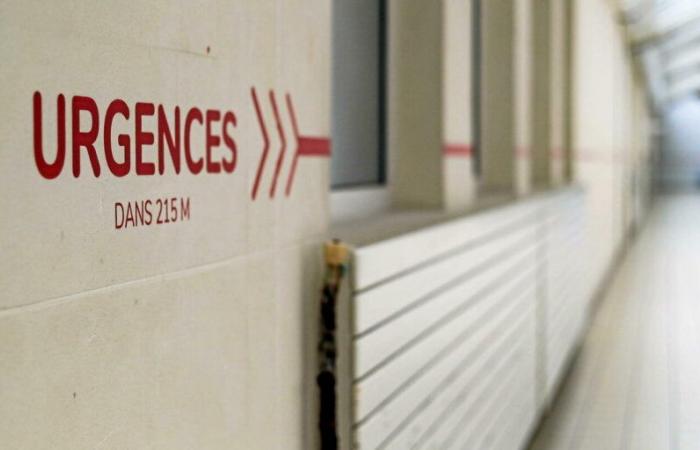 un homme hospitalisé dans le garage d’un hôpital en raison du manque de place aux urgences