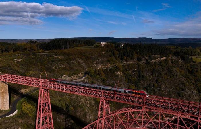 un train circule à nouveau sur le viaduc de Garabit