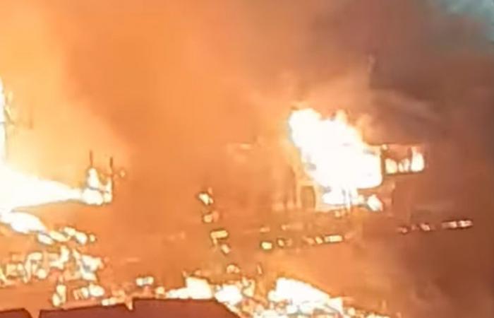 Chalets détruits par les flammes, explosions de bonbonnes de gaz… le marché de Noël du Barcarès ravagé par un incendie choquant