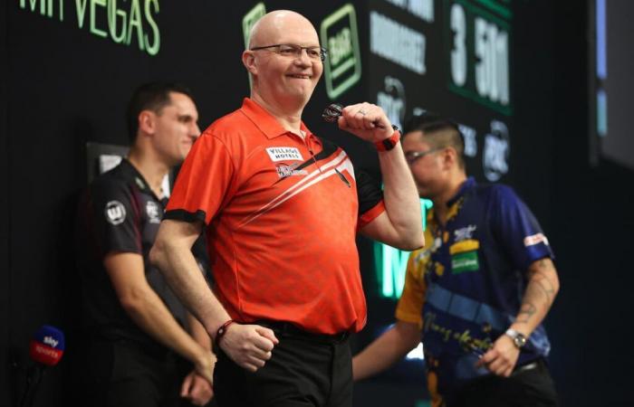 Mickey Mansell se qualifie du groupe au Grand Slam of Darts alors que Josh Rock garde espoir avant la confrontation avec Stephen Bunting