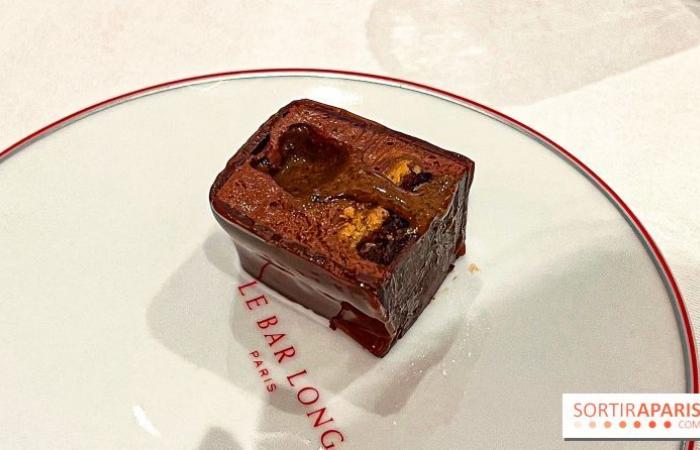 La bûche de Noël 2024 au Royal Monceau Raffles Paris de Yazid Ichemrahen, un hommage au palais