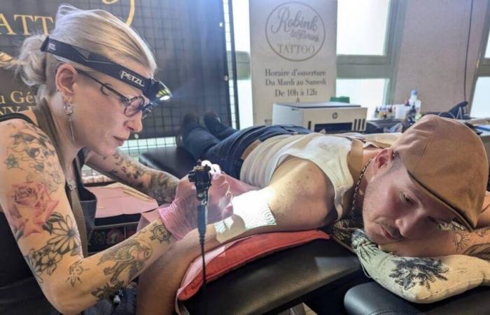 Traditionnel, floral, fantaisie, encore une journée de tatouages ​​au salon de Cherbourg