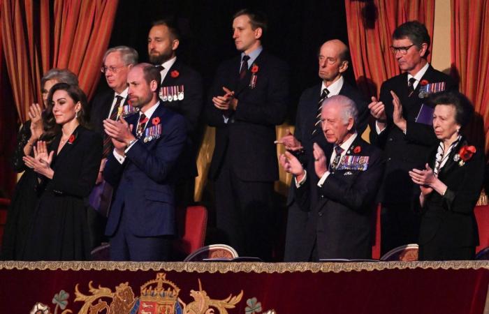 La princesse de Galles assiste aux événements du Souvenir avec la famille royale