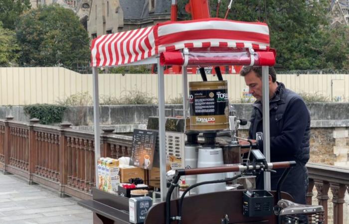 à Paris, ce vendeur ambulant se plaint d’avoir été mis dehors sans raison