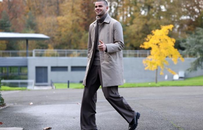 Sélectionné en équipe de France de football, première montée des marches sous le signe de la mode pour Lucas Chevalier, à Clairefontaine