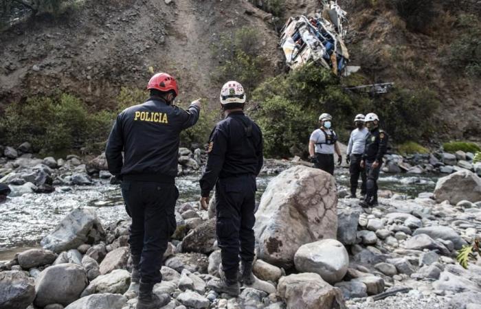 au moins 11 morts après la chute d’un minibus dans un ravin