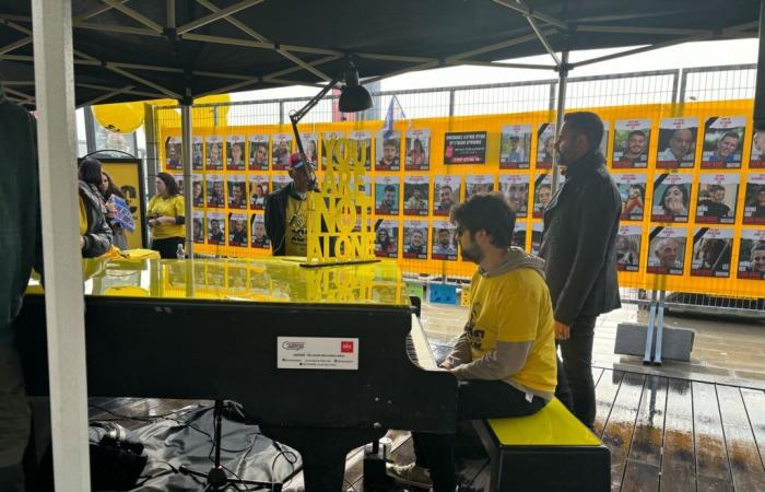 La famille de l’otage installe des pianos partout dans le monde pour célébrer 400 jours de captivité