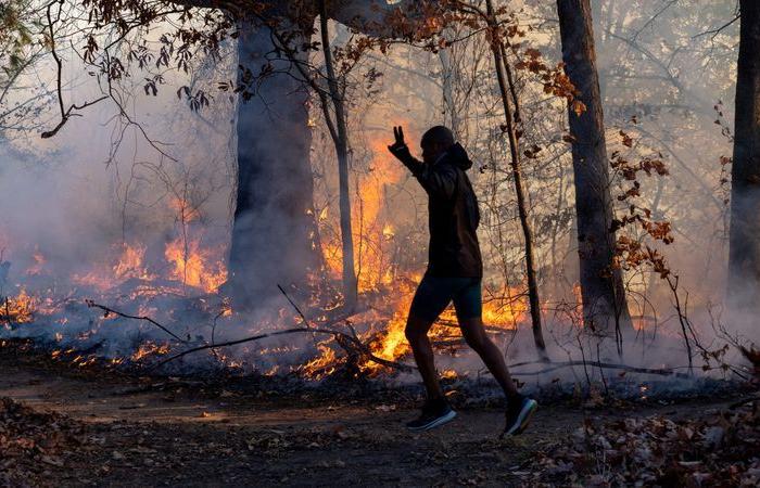 La pluie pourrait aider à combattre les incendies dans le New Jersey, tandis que les rafales menacent d’alimenter les incendies de forêt en Californie.