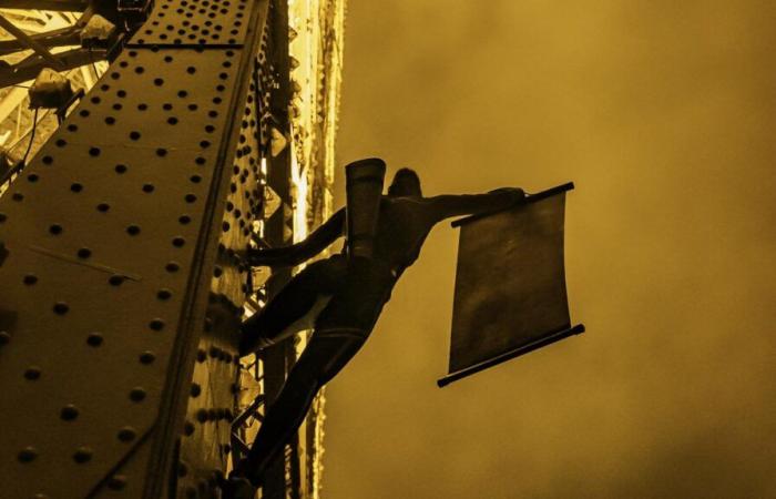 Camille Lou grimpe vraiment à la Tour Eiffel ?