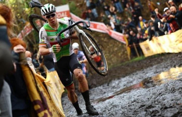 Sandman Laurens Sweeck réalise un superbe solo au Jaarmarktcross de Niel