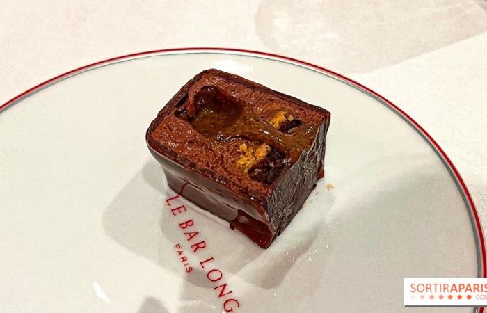 La bûche de Noël 2024 au Royal Monceau Raffles Paris de Yazid Ichemrahen, un hommage au palais