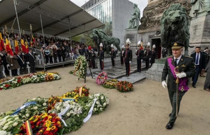 Le roi Philippe commémore l’Armistice au pied de la colonne du Congrès à Bruxelles (photos)