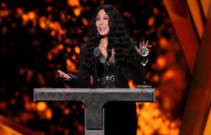 Cher affirme que John Lennon s’est « déshabillé » et a sauté dans la piscine de Playboy Mansion