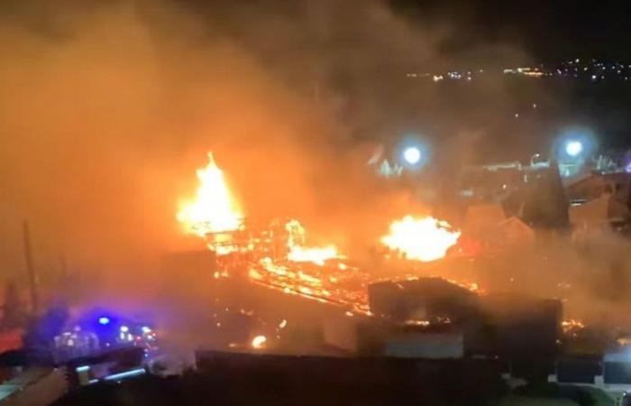 VIDÉO. Le village de Noël du Barcarès ravagé par un impressionnant incendie dans la nuit de dimanche à lundi