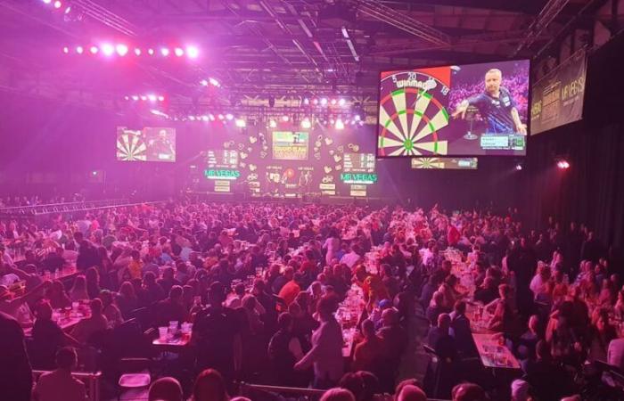 J’admire la couleur, les chants, les chants et l’action du Grand Slam of Darts