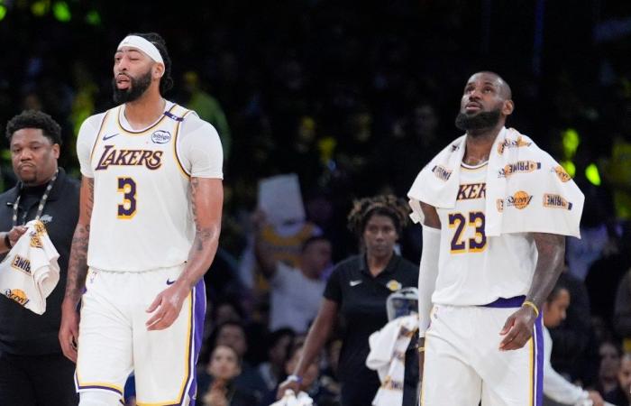 LeBron James bat son propre record et distingue un fan alors que les fans font la même blague