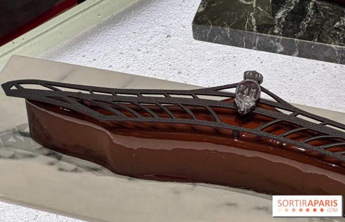 La bûche de Noël 2024 au Royal Monceau Raffles Paris de Yazid Ichemrahen, un hommage au palais