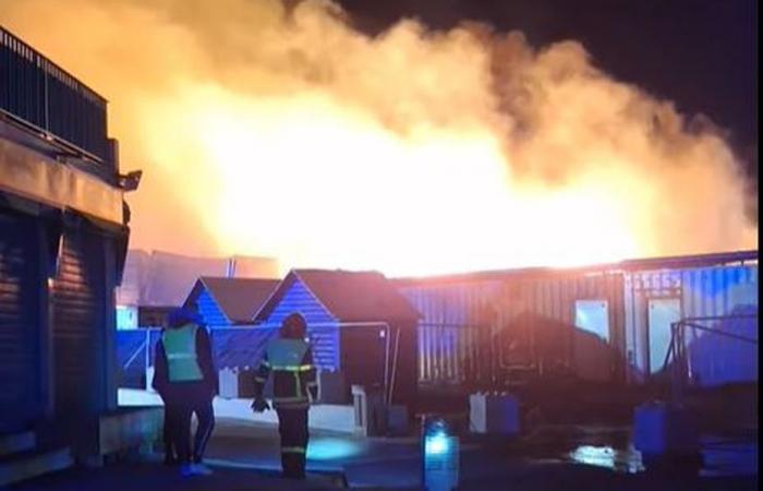 Flammes impressionnantes, chalets détruits, bonbonnes de gaz qui explosent… que sait-on du spectaculaire incendie du marché de Noël du Barcarès