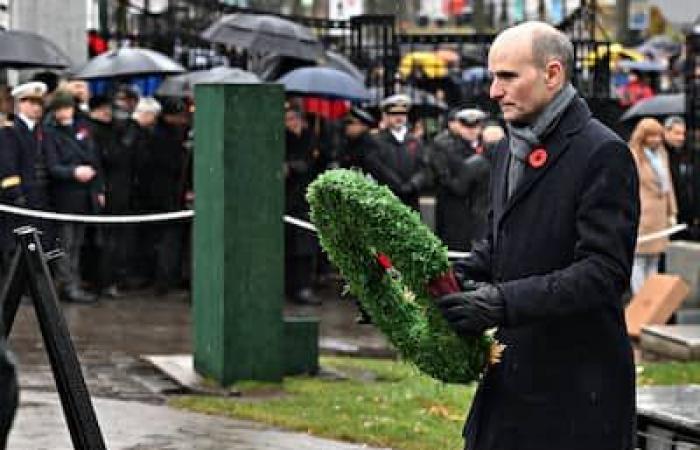 les politiciens, les soldats et les anciens combattants se souviennent