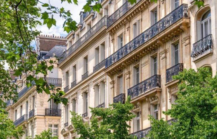 Camille Cottin dévoile son appartement parisien avec une « petite touche italienne » dans le quartier de son enfance