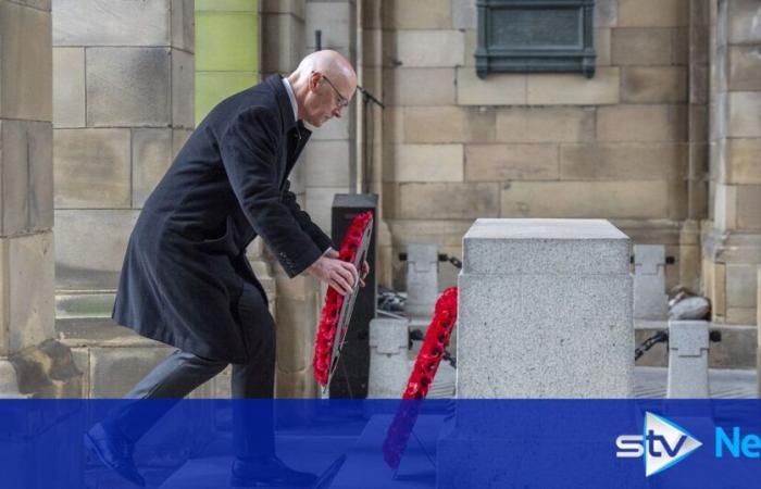 Swinney rend hommage à son oncle héros de guerre alors que la nation fait une pause le dimanche du Souvenir