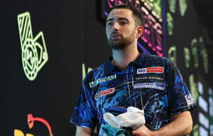 Le champion en titre Luke Humphries s’est écrasé lors des phases de groupes du Grand Slam of Darts