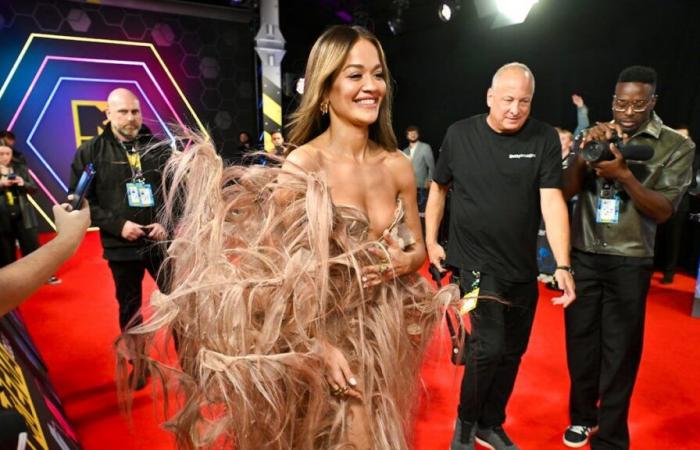 Rita Ora portait une coiffure aux MTV Europe Music Awards.