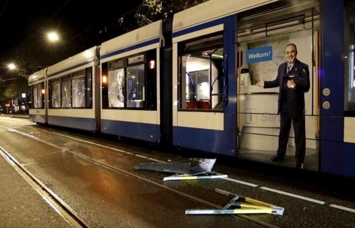 Un tramway incendié à Amsterdam alors que la tension monte