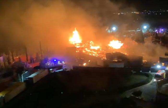 Au Barcarès, images du marché de Noël ravagé par un incendie quelques jours seulement après son ouverture