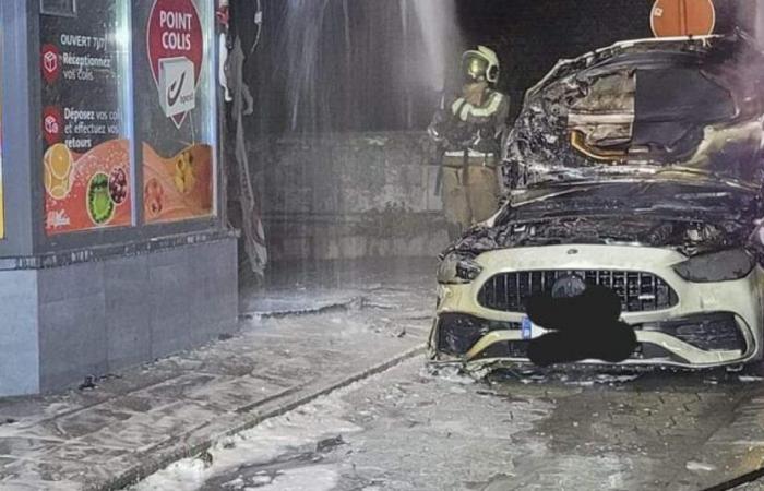 Une voiture prend feu à côté d’une supérette à Marcinelle