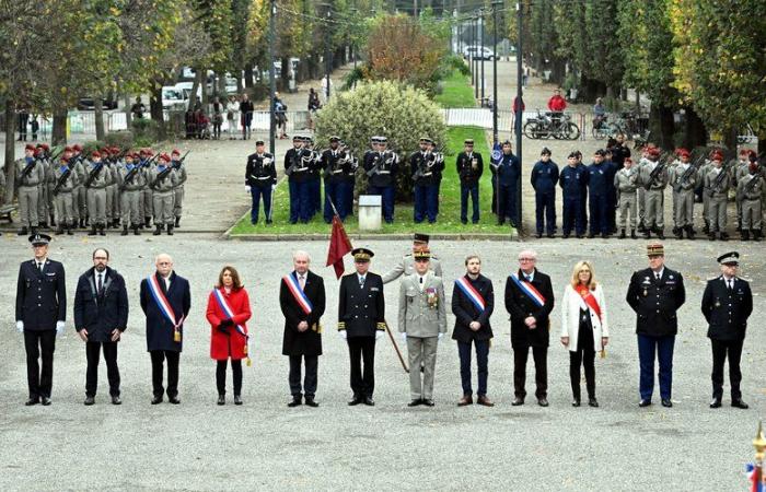 des dizaines de personnes présentes pour la cérémonie du 106ème anniversaire de l’Armistice de 1918