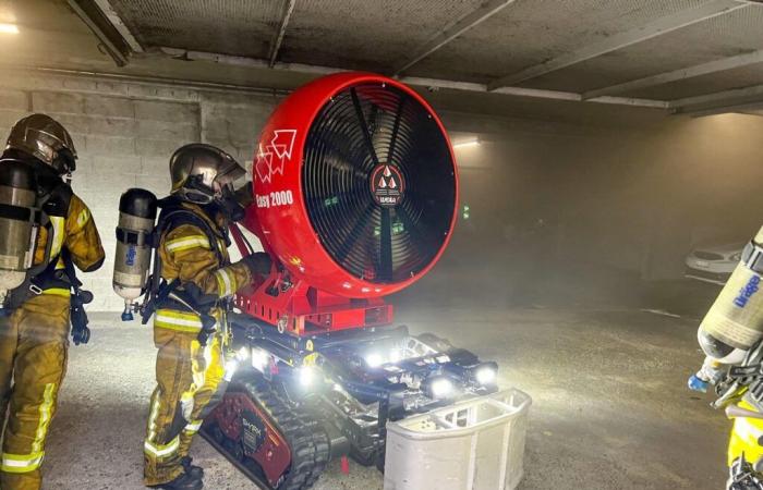 deux véhicules en feu dans un parking souterrain