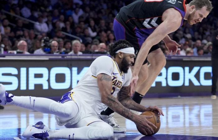 Anthony Davis des Lakers mis à l’écart par une douloureuse blessure à l’œil alors qu’il bloquait la tentative de dunk de Jakob Poeltl