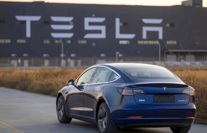 Tesla franchit la barre des 1 000 milliards de dollars de capitalisation boursière