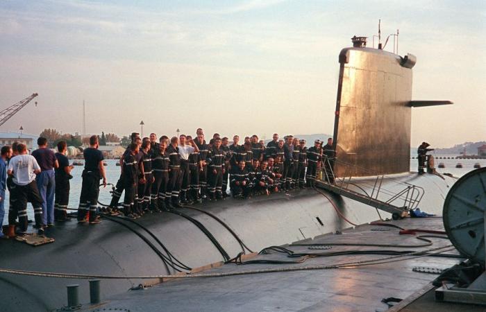 De Brest à Cherbourg, le sous-marin nucléaire Emeraude entame son dernier voyage