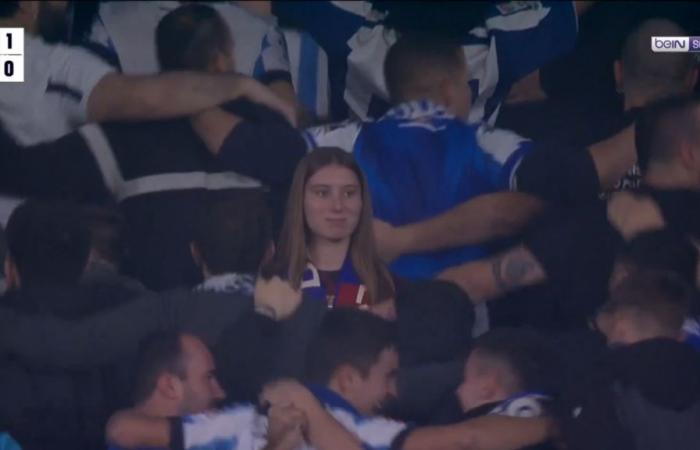 Ce supporter de Barcelone entouré de supporters de la Real Sociedad n’a pas passé un bon moment dans les tribunes