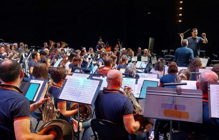 L’orchestre amateur des Portes de l’Essonne joue avec le célèbre compositeur espagnol Oscar Navarro