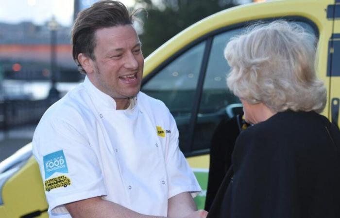 critiqué par les aborigènes, le célèbre chef Jamie Oliver cesse de vendre son livre