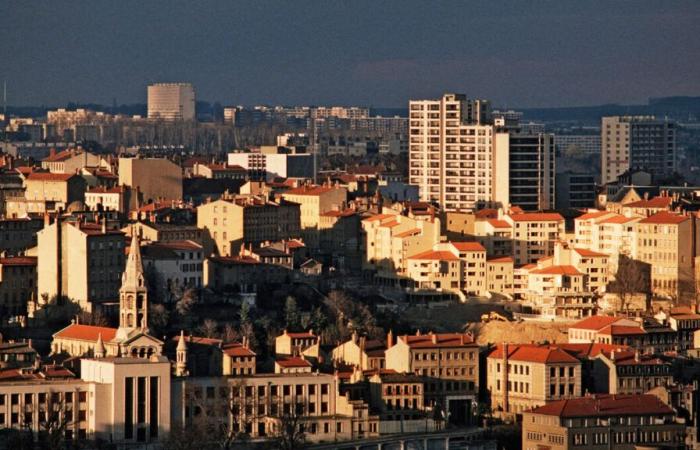 Un SDF tué avec un bloc de béton à Lyon, le crime filmé et une enquête ouverte pour assassinat