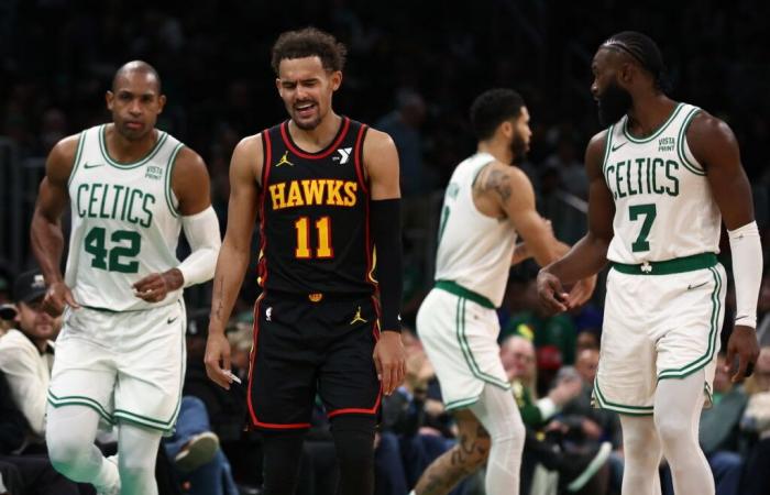 Les arbitres de la NBA attrapent les chiens errants de Trae Young, blessé, alors que les Celtics de Boston luttent pour battre les Hawks en désavantage numérique