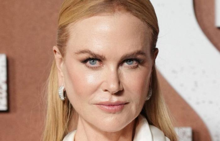 Nicole Kidman ose une robe en dentelle immaculée et transparente