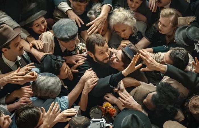 Benjamin Lavernhe, qui incarnait l’abbé Pierre dans un biopic, se dit “effondré et trahi”