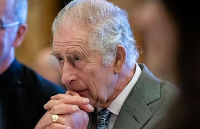 Le roi Charles visiblement bouleversé alors qu’il se débat sans sa bien-aimée au milieu d’une apparition en solo