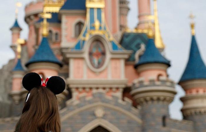 Le défilé de Noël de Disneyland Paris devient payant, les fans en colère