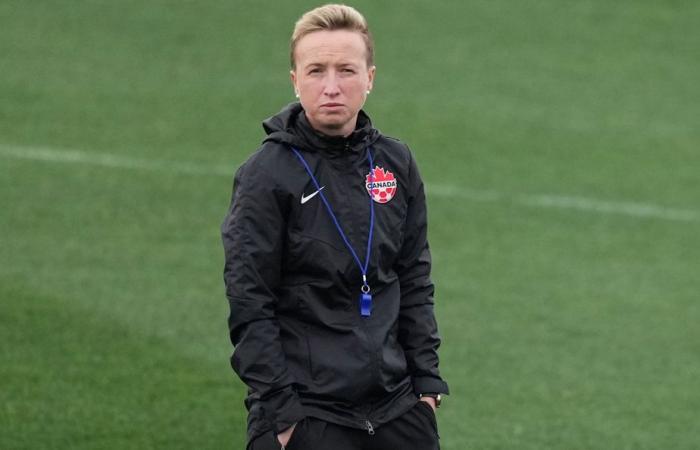 Scandale des drones | L’entraîneur Bev Priestman congédié par Canada Soccer