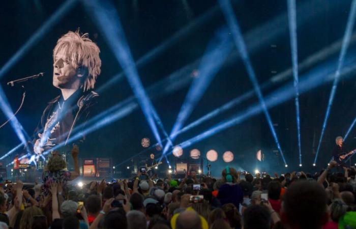 Indochine illustrera une partie de sa tournée avec des photos des défunts envoyées par leurs fans