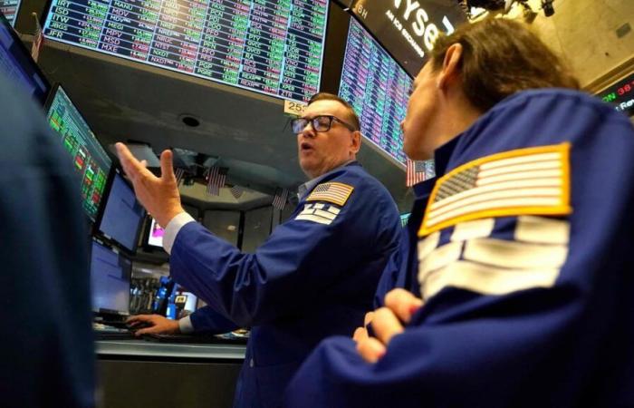 Wall Street ouvre en baisse et reprend son souffle après de nouveaux records