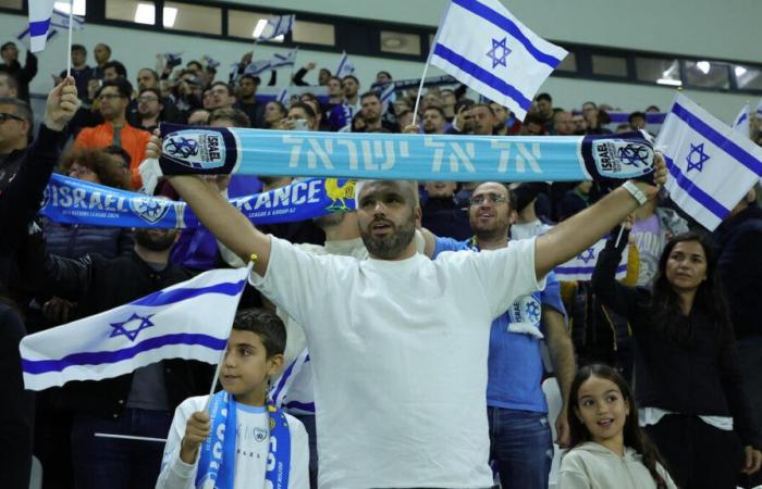 entre 100 et 150 supporters israéliens sur le parking du Stade de France