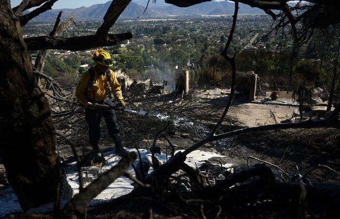 Un membre d’équipage de 18 ans tué alors que les pompiers combattent de dangereux incendies qui brûlent sur les deux côtes